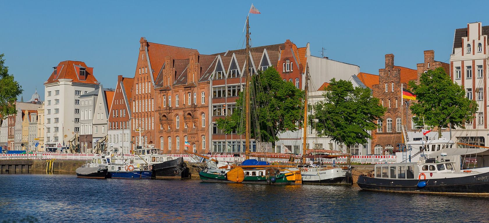 Museumshafen und Giebelhäuser an der Untertrave in Lübeck