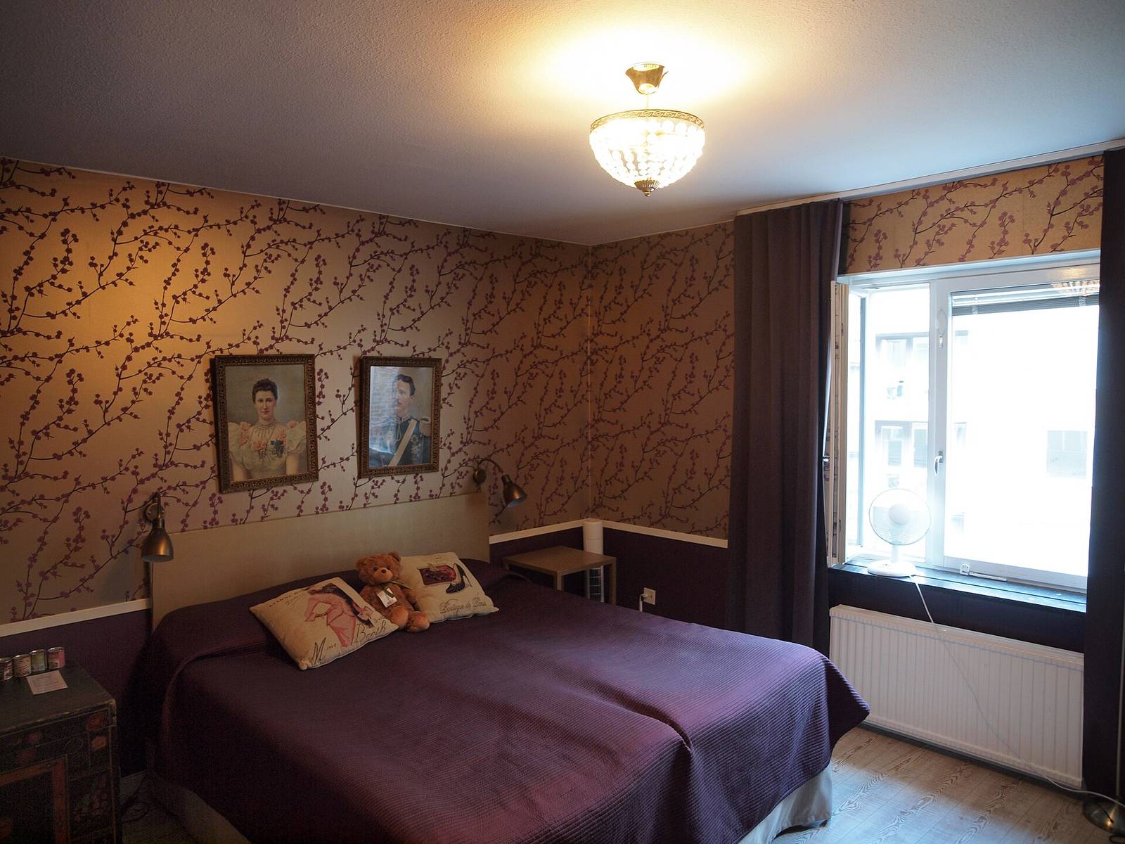 Beispiel: kleines Hotelzimmer mit Doppelbett