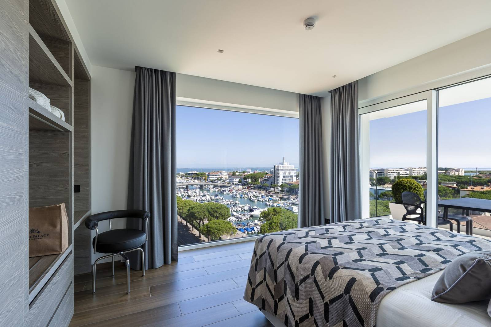 Beispiel: Hotelzimmer mit Hafenfenster